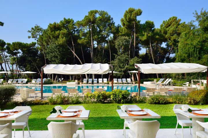 UE_Versilia_Lido_Camaiore_OutdoorPool_Lunch-.png